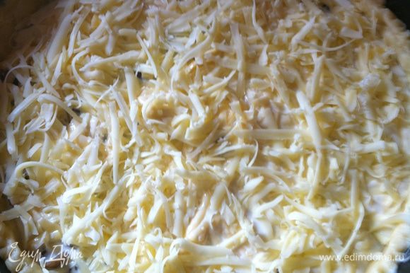 Форму для запекания смазать маслом, выложить тесто, формирую бортики. На тесто выложить начинку из грибов, залить яично-сливочной смесью и засыпать тертым сыром, после чего отправить в разогретую духовку, где киш должен выпекаться до золотистого цвета!