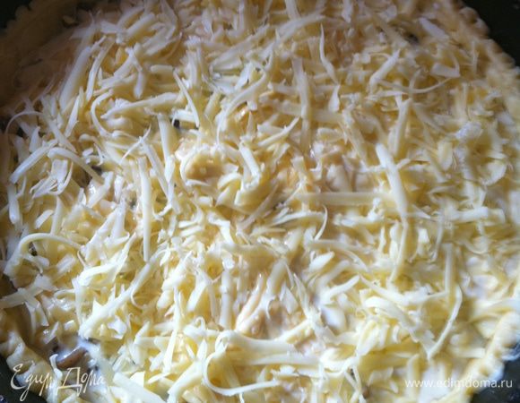 Форму для запекания смазать маслом, выложить тесто, формирую бортики. На тесто выложить начинку из грибов,  залить яично-сливочной смесью и засыпать тертым сыром, после чего отправить в разогретую духовку, где киш должен выпекаться до золотистого цвета!