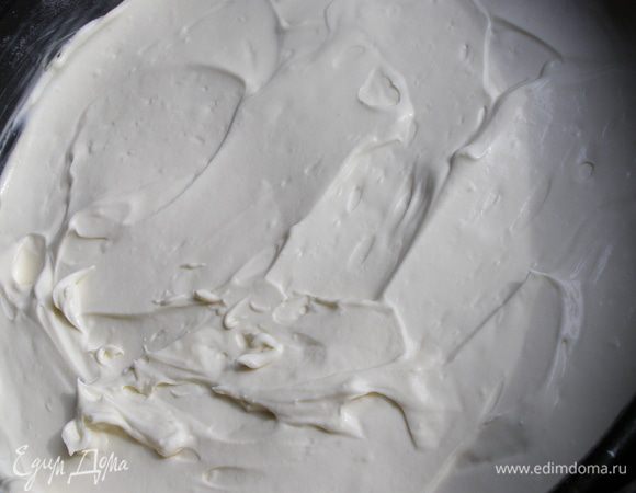 Сверху выложим мусс из маскарпоне и разровняем