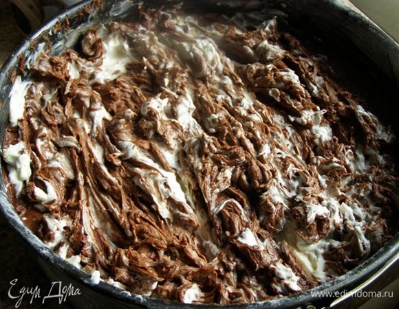 При помощи вилки сделаем на поверхности торта мраморные разводы