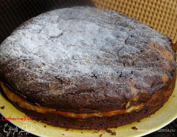 Выпекаем 1 час при температуре 180 градусов. Готовый торт достанем из формы, посыпем сахарной пудрой. Есть можно горячим. Великолепно сочетается с ванильным мороженым!