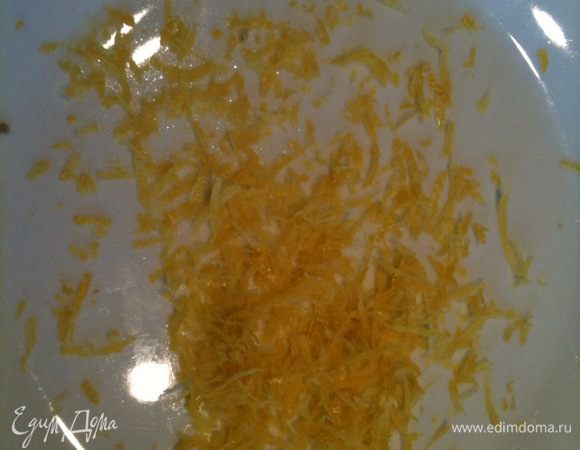 Натереть цедру из 1 лимона...