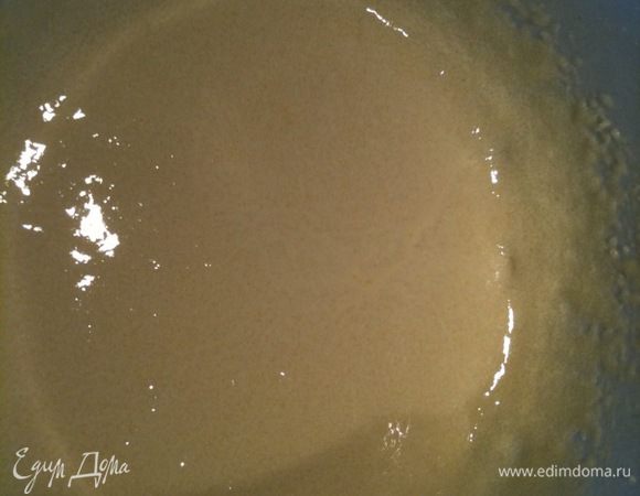 Желтки взбить с сахаром до однородной пышной массы...