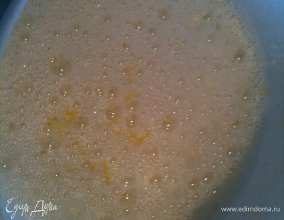 Влить разведенный крахмал в яично-лимонную массу, размешать...