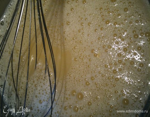 Постоянно помешивая венчиком, добавить в крем 300 мл кипятка, поставить на средний огонь...