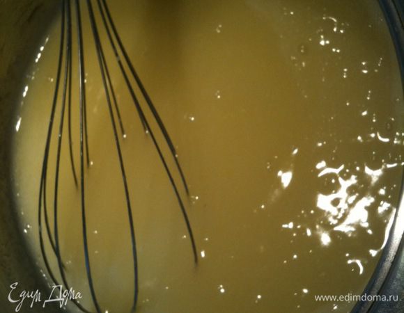 Не переставая помешивать, варить крем до загустения...