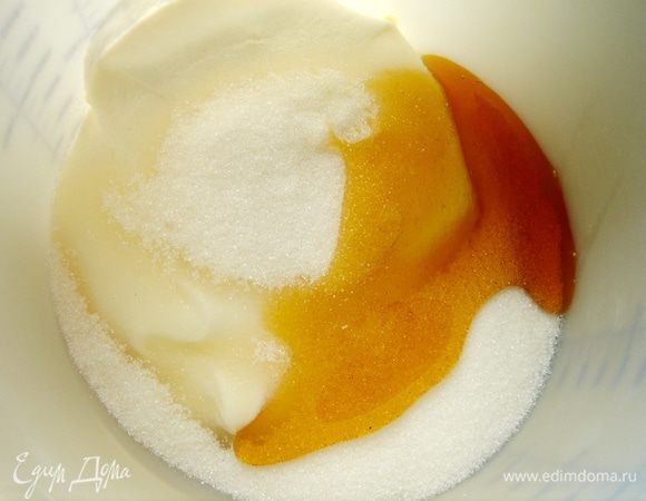 Для крема замочить желатин в 100-150 мл холодной воды.Миксером взбить сметану,сахар и мёд.Набухший желатин нагреть до 55*С в микроволновке или до растворения на маленьком огне.Соединить сметанный крем с желатином.Взбить.Советую приготовить крем из 800 гр сметаны.