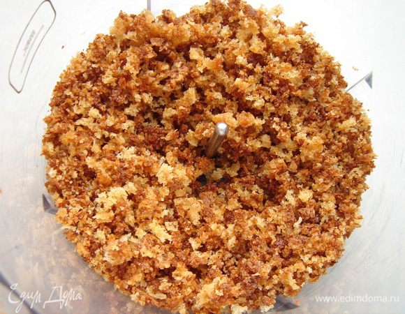 Если вы уменьшали торт с помощью ножа и у вас остались кусочки коржа,то можно измельчить их в блендере и через час после заливки торта кремом украсить крошкой торт по окружности,слегка вдавливая её в крем.Можно украсить торт ягодами или кусочками чернослива в шоколаде.Приятного чаепития!