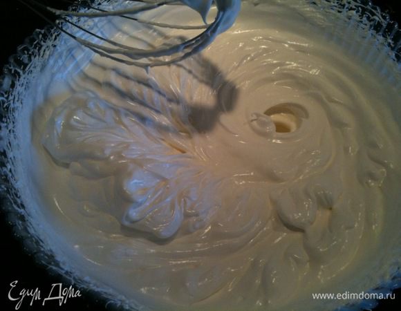 Белки взбить с сахарной пудрой до устойчивых пиков, постепенно добавляя лимонный сок...