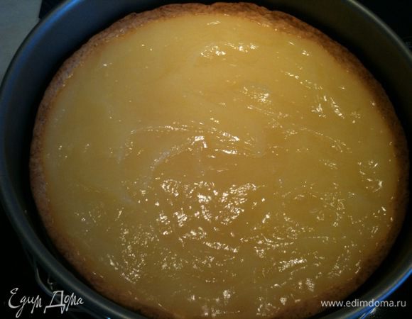 Выпеченную основу наполнить остывшей лимонной начинкой, разровнять..