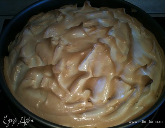 Выпекать желательно в разъемной форме. Нарезать пирог в остуженном виде.
Пирог этот долго не хранится, поэтому рекомендую делать его в день прихода гостей. Приятного аппетита!