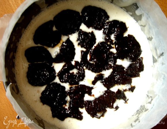 Вылить половину крема.На корж выложить отжатый от жидкости чернослив.Сверху поместить второй медовый корж и залить его оставшимся кремом.Убрать торт в холодильник минимум на 2-3 часа,а лучше на ночь.