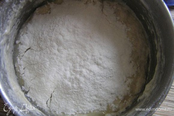 Тесто приготовить по рецепту http://www.edimdoma.ru/recipes/33095 до 10 шага включительно (из расчета на полпорции). Затем к опаре добавить соль, 2 ст.л. растительного масла и муку (около 150 г),