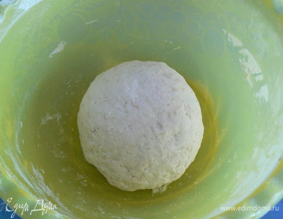 Замесить тесто. Оно должно быть чуть липким....