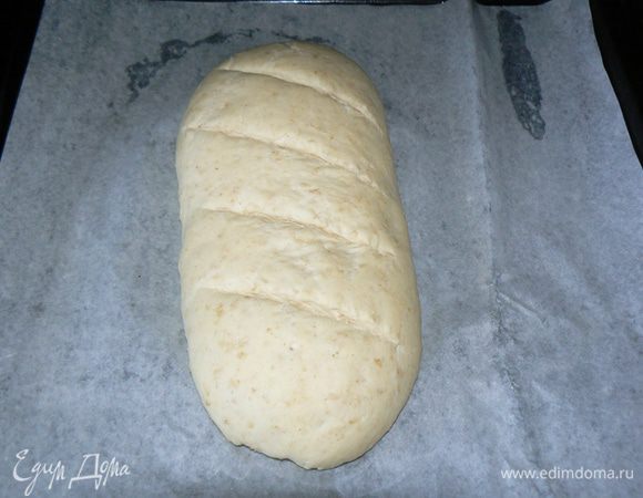 Когда тесто подойдет, обмять его, сформовать  буханку и положить на противень, застеленной бумагой для выпечки, накрыть полотенцем и дать подняться еще 30 минут...
