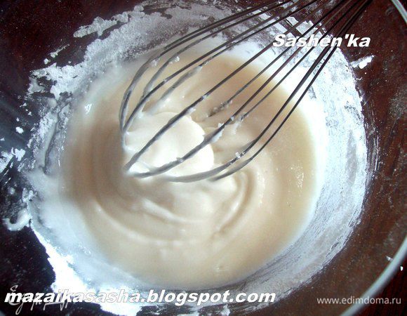 Аккуратно отделяем желток от белка. Желток нам не нужен. Белок слегка взбиваем вилкой до образования пузыриков, но без фанатизма. ПРОСЕИВАЕМ в белок пудру и замешиваем густую однородную смесь. Пудру добавляйте частями, так как все зависит от того большое ли у Вас яйцо, да и пудра бывает разная. Вам может понадобится и меньше пудры. Далее добавляем лимонный сок. Если Вы добавите сок раньше, то изделие может стать очень хрупким. P.S.айсинг который Вы видите на фото ЖИДКИЙ!!! Вам нудна более густая консистенция.