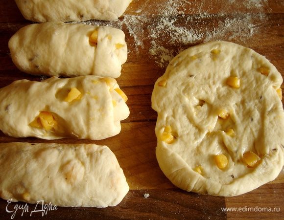 Разделить тесто на 12-15 частей.Каждый кусочек раскатать в лепёшку и свернуть в рулет.