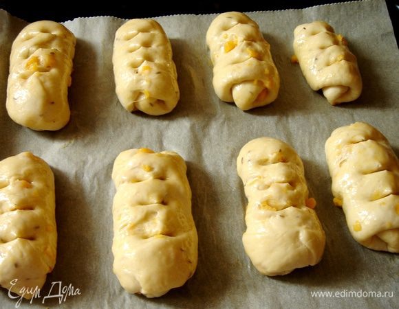 Выложить булочки на противень,застеленный бумагой для выпечки.Накрыть полотенцем и оставить на расстойку на 30 минут.Смазать булочки смесью желтка и молока.Выпекать при t 200 *С до золотистого цвета.Готовые булочки прикрыть полотенцем и оставить на 30 минут.Приятного аппетита! 