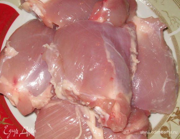 Бедрышки помойте, снимите кожу, срежьте лишний жир. Тщательно промокните бумажным полотенцем.