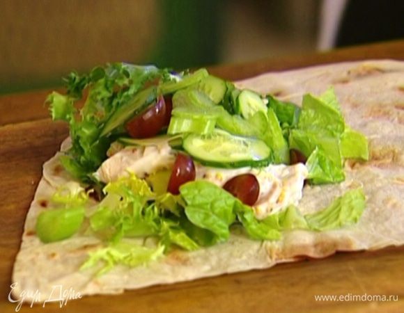 На каждый лаваш выложить листья салата, затем курицу, сверху огурец, сельдерей и виноград, посыпать листьями тархуна и свернуть лаваш конвертом или кулечком.