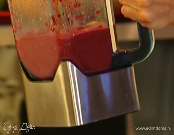 Добавить ягоды, влить апельсиновый сок и все взбить.  