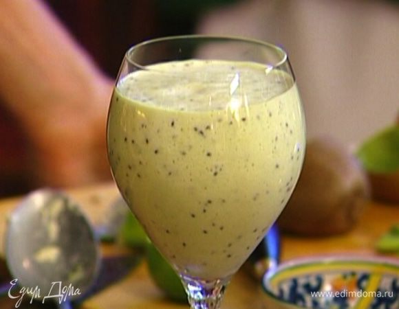 Добавить мороженое, влить молоко, сок лайма и все взбить.