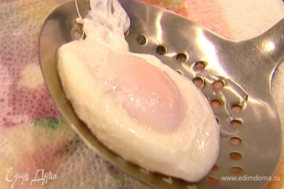 Приготовить яйцо пашот: в небольшой кастрюле довести воду до кипения, добавить уксус. Яйцо разбить в чашку, ввести в кипяток и чуть-чуть поварить, затем шумовкой выложить на бумажную салфетку, чтобы стекла лишняя жидкость.