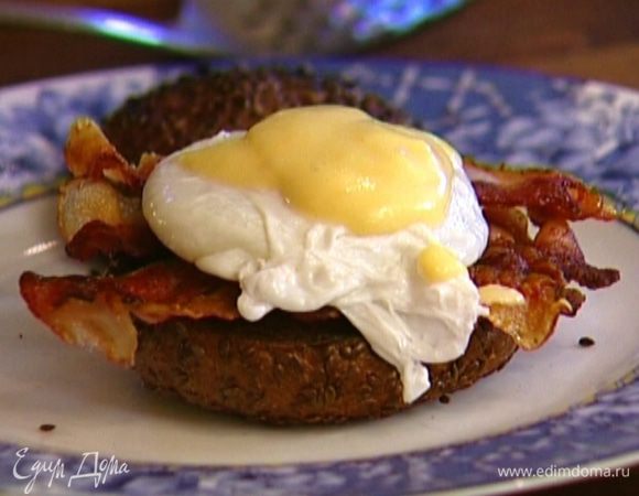 Поместить яйцо пашот на булочку с беконом. Сверху полить голландским соусом и накрыть второй половиной булочки.