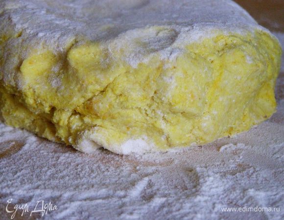 Замесим тесто по рецепту http://www.edimdoma.ru/recipes/38799 . Положим на холод на полчаса
