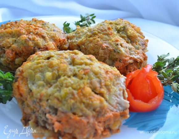 Приготовление : Через мясорубку пропустить говядину, лук, яблоко, морковь, картофель, зелень порея. Булку замочить в воде, отжать и добавить в фарш. Посолить , поперчить, положить яйца и хорошо вымешать. На противень налить немного оливкового масла и на него выложить шарики из фарша. Сметану соединить с томатной пастой и специями , развести горячей водой и залить тефтели. Поставить в разогретую до 200 градусов духовку на 40 – 50 минут. Получаются очень  - очень нежные тефтели. МИР ВАМ!