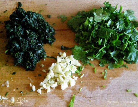 Кинзу и чеснок нарубим