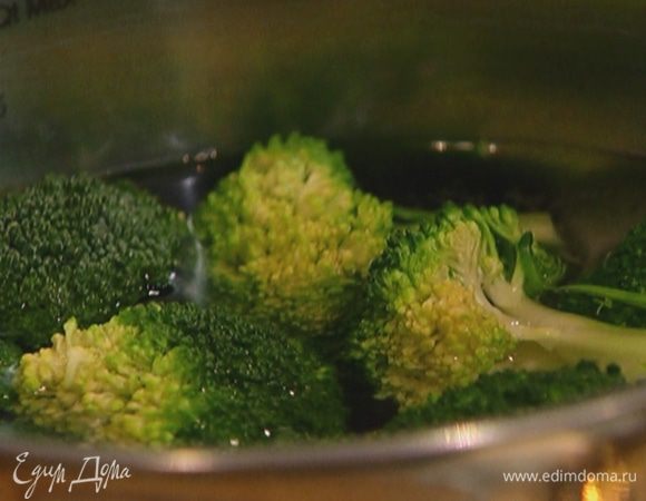 Брокколи разобрать на соцветия и отварить почти до готовности — капуста должна быть не жесткой, но хрустящей!