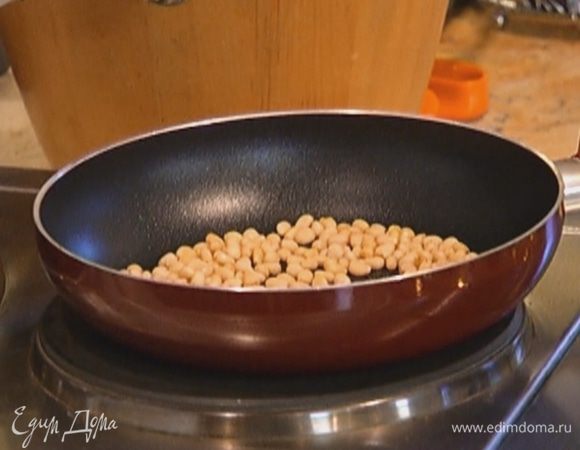 Орехи подсушить на сухой сковороде.