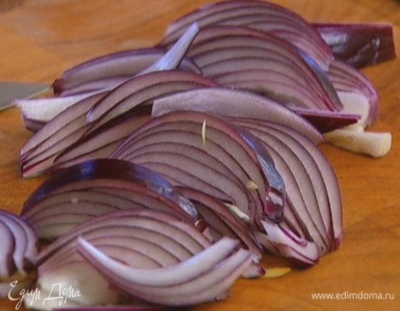 Лук почистить и нарезать тонкими дольками.