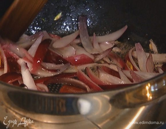 Разогреть в сковороде 1 ст. ложку оливкового и сливочное масло и обжарить лук до карамельного цвета.