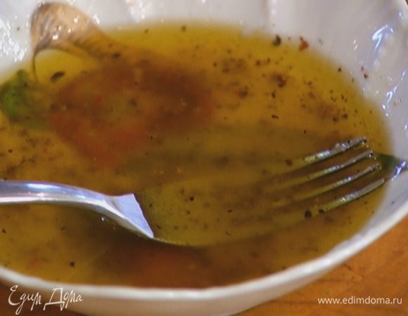 Приготовить заправку: 2 ст. ложки оливкового масла соединить со свежемолотым перцем, морской солью, лимонным соком и медом, перемешать.