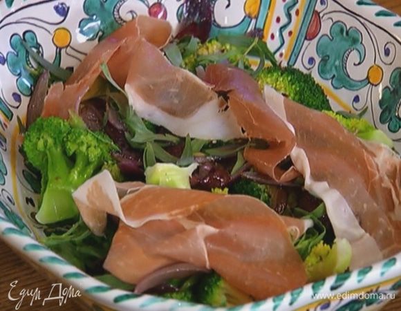 Выложить брокколи и обжаренный лук в салатницу, полить заправкой, посыпать тархуном, добавить кусочки ветчины целиком.