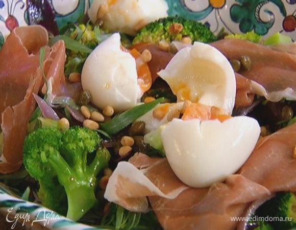 Яйца разломить пополам, выложить на салат, сверху посыпать каперсами и орехами.