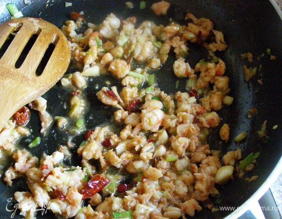 Приготовим 2-й слой. На масле, обжарим по очереди добавляя, рубленный чеснок, острый перец, мелко нарезанный лук. Слегка обжарим, добавим мелко нарезанные креветки. Добавим устричный соус и вино. Слегка выпарим, добавим коньяк, посолим. Готовим креветки минуты 2, не больше