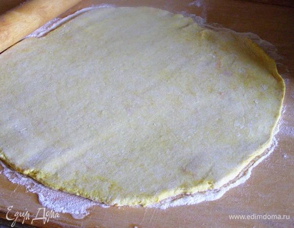 Форму смажем маслом, посыпем мукой. Тесто раскатаем