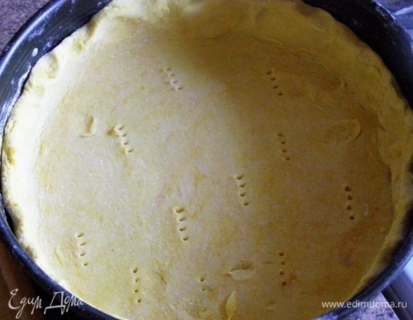 Выложим в форму, наколем в нескольких местах вилкой