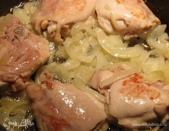 Выложите бедрышки и обжарьте их с двух сторон до золотистой корочки.