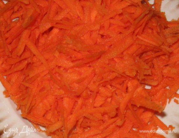 Тем временем натрите морковь на крупной терке.