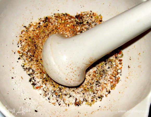 Измельчите в ступке черный перец горошком и морскую соль. Добавьте все специи.