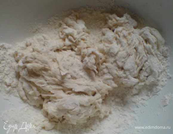 Муку просеять в миску,добавить соль,сахар,дрожжи.Перемешать.Постепенно вливать воду(она должна быть хорошо теплой,но ни в коем случае не горячей!,чтобы руке было комфортно). Вливать воду нужно медленно,перемешивая тесто ложкой.Воды может понадобиться больше или меньше(как всегда,все зависит от влажности муки и т.д.). Тесто должно быть не крутым и не жидким(что-то среднее). 