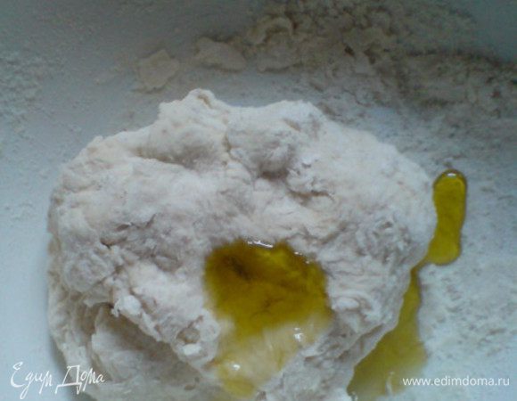 Дальше замешиваем тесто руками,добавляем 1 ст.л. оливкового масла.Продолжаем месить тесто.