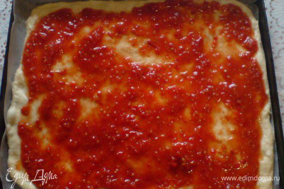 Начинку можно использовать совершенно любую,какую любите!На тесто положила томат(можно измельченные помидоры,разбавленную томатную пасту и т.д.,собственно это основа практически любой пиццы).
