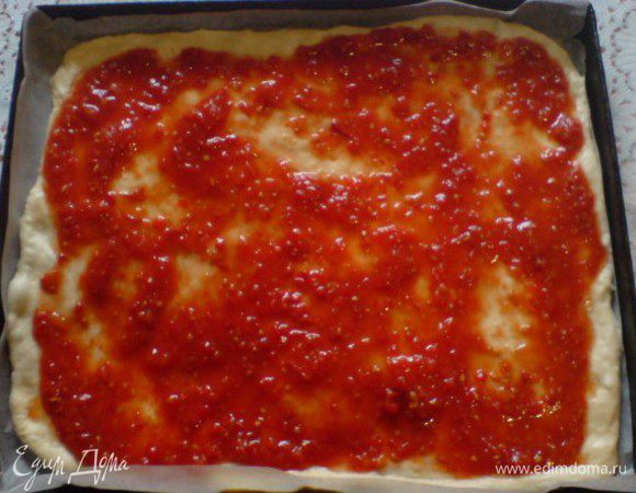 Начинку можно использовать совершенно любую,какую любите!На тесто положила томат(можно измельченные помидоры,разбавленную томатную пасту и т.д.,собственно это основа практически любой пиццы).