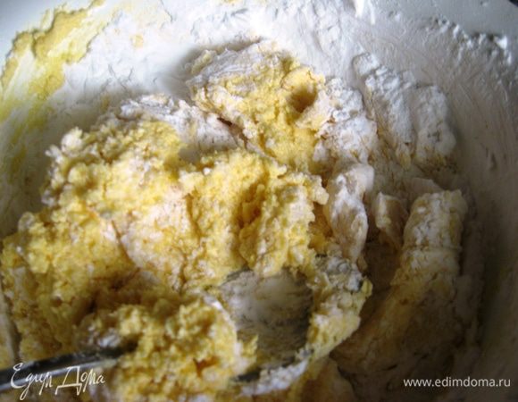 Кладем крахмал.  Перемешиваем.