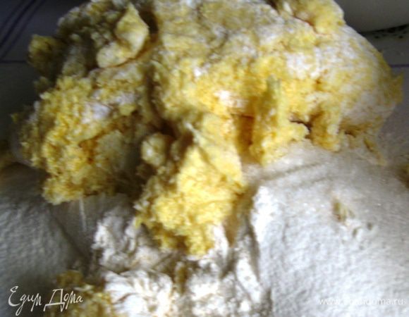  И вводим просеянную муку с разрыхлителем.  